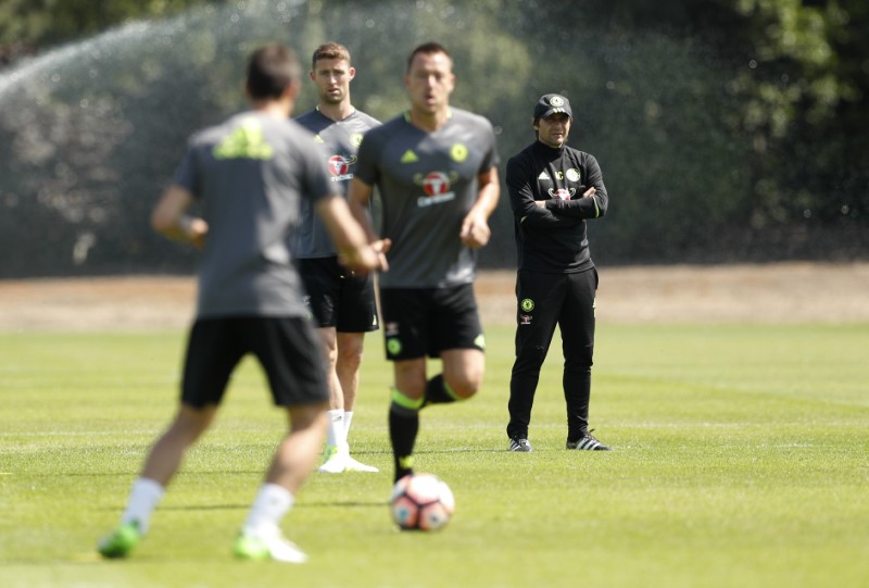 © Reuters. Chelsea manager Antonio Conte during training