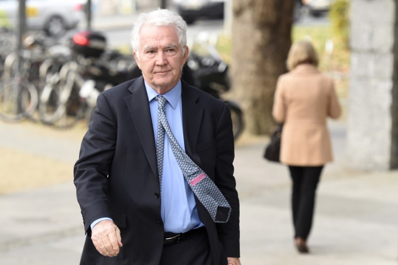 © Reuters. Former Chairman of Anglo Irish bank, Sean Fitzpatrick, arrives at the Criminal Courts of Justice in Dublin