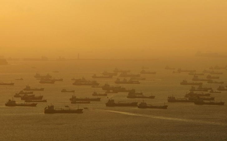 © Reuters. File photo of shipping vessels and oil tankers lining up on the eastern coast of Singapore