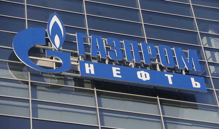 © Reuters. Sign displaying the logo of Russia's Gazprom Neft oil company is seen on facade of company's office in West Siberian city of Khanty-Mansiysk