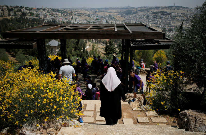 © Reuters. Palestinian visitors gather at a look-out point on the Armon Hanatziv Promenade in Jerusalem