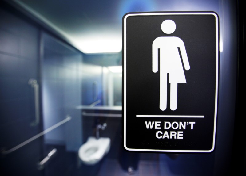 © Reuters. A sign protesting a recent North Carolina law restricting transgender bathroom access adorns one of the stalls at the 21C Museum Hotel in Durham, North Carolina