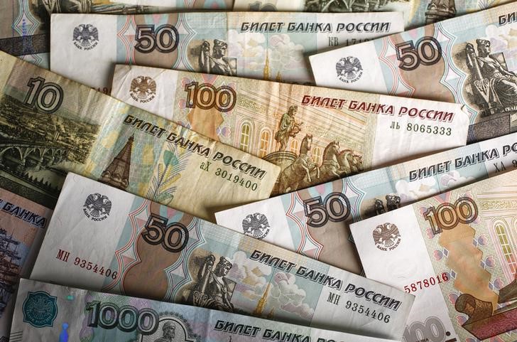 © Reuters. A picture illustration shows Russian rouble banknotes of various denominations on a table in Warsaw