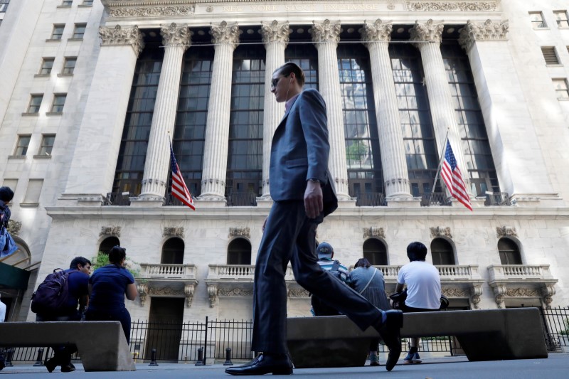 © Reuters. A man walks past the New York Stock Exchange in New York City