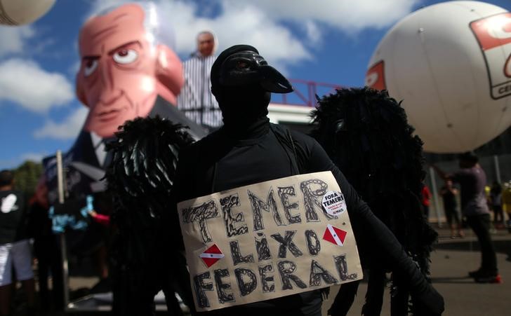 © Reuters. Manifestante segura cartaz contra o presidente Michel Temer durante protesto em Brasília