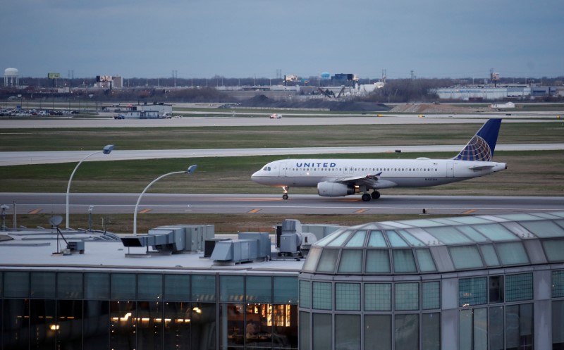 © Reuters. FILE PHOTO: A United Airline aircraft lands at O'Hare International Airport in Chicago