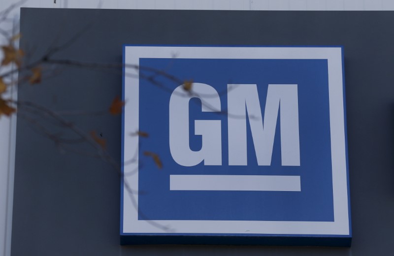 © Reuters. The GM logo is seen at the General Motors Lansing Grand River Assembly Plant in Lansing,