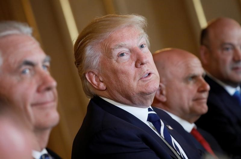 © Reuters. U.S. President Trump looks around flanked by Secretary of State Tillerson, and National security adviser McMaster during their meeting with Belgian PM Michel in Brussels