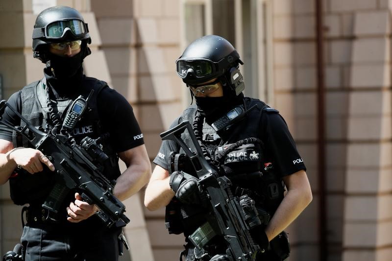 © Reuters. الشرطة البريطانية تلقي القبض على شخص سادس بعد تفجير مانشستر