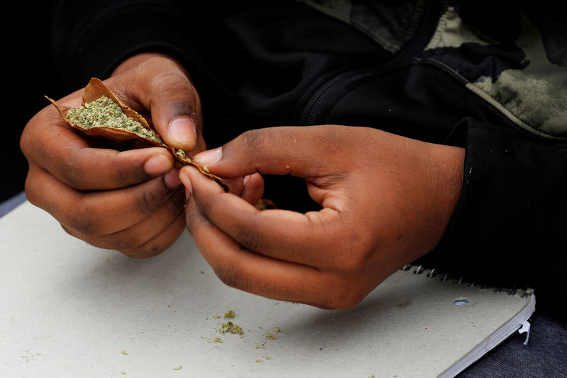 © Reuters. FILE PHOTO --  People smoke marijuana on the informal cannabis holiday, 4/20, in Boston