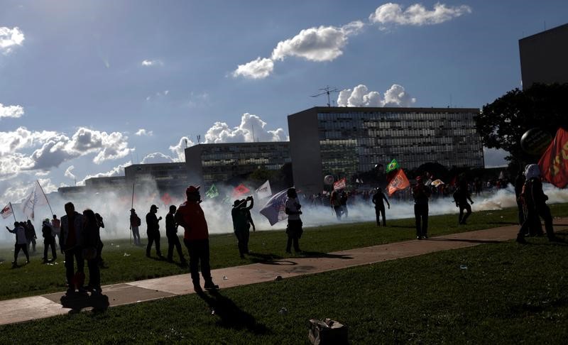 © Reuters. Manifestantes na Esplanada dos Ministérios