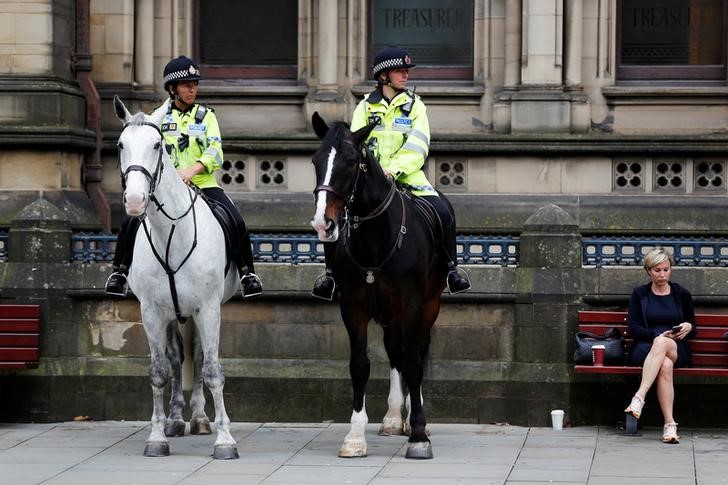 © Reuters. Policiais fazem segurança em Manchester