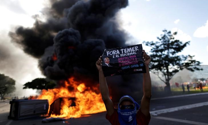 © Reuters. Manifestante durante protesto em Brasília