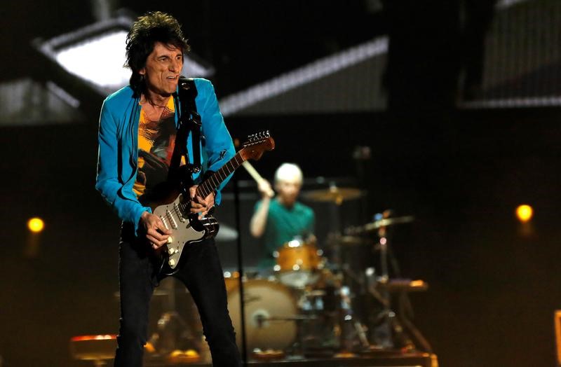 © Reuters. Wood, dos Rolling Stones, durante show em Indio, Califórnia