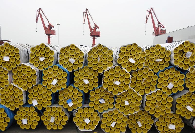 © Reuters. Steel pipes are seen before being loaded for export at Port of Lianyungang