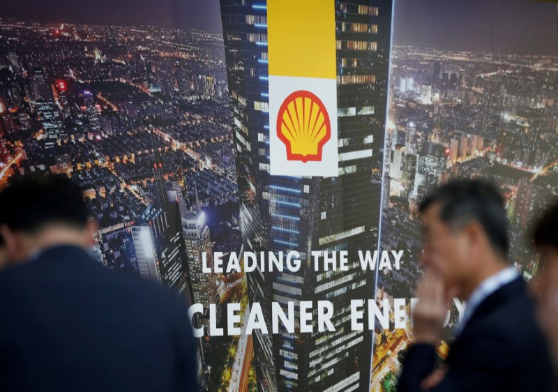 © Reuters. FILE PHOTO: Logo of Royal Dutch Shell is seen at Gastech, the world's biggest expo for the gas industry, in Chiba