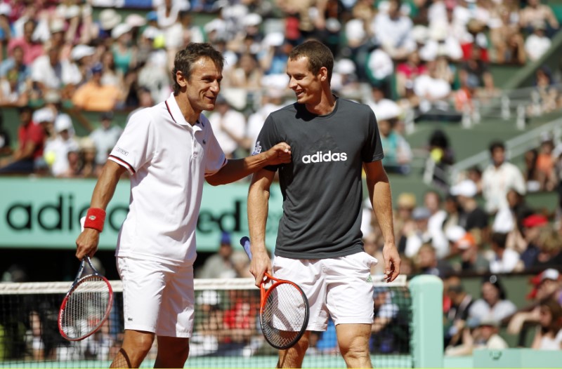 © Reuters. Wilander and Murray joke during an exhibition match held a day before the start of the French Open tennis tournament at the Roland Garros stadium in Paris