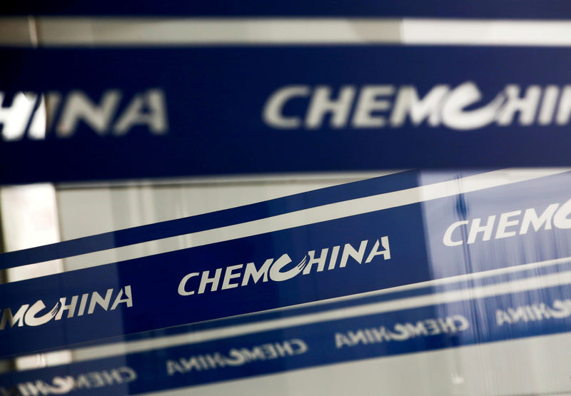 © Reuters. FILE PHOTO: The company logo of China National Chemical Corp, or ChemChina, is seen at its headquarters in Beijing