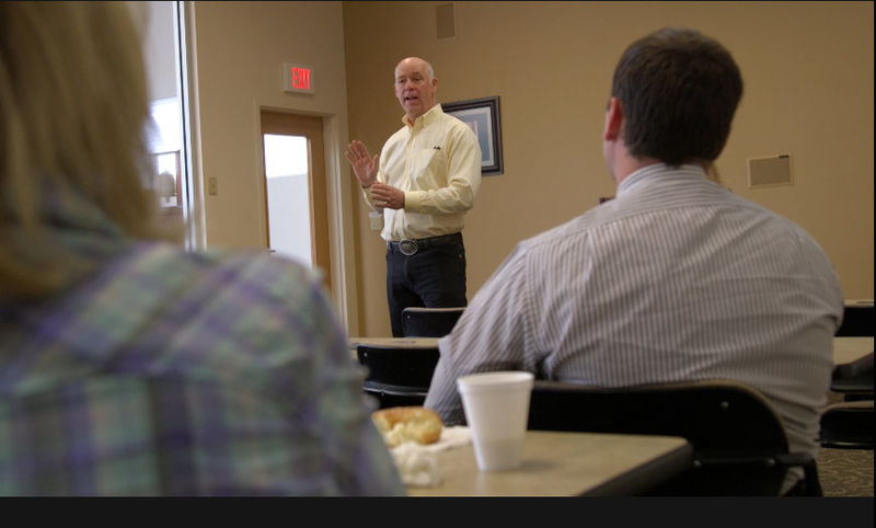 © Reuters. A still image taken from video shows Montana Republican congressional candidate Greg Gianforte speaking to voters while campaigning for a special election in Missoula