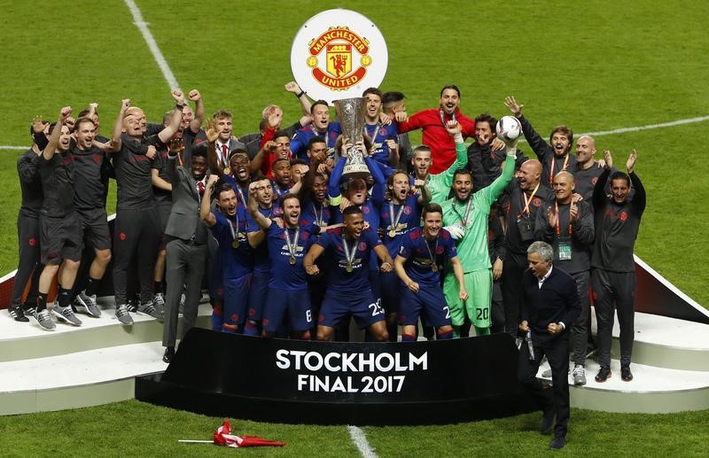 © Reuters. El United dedica su título de Liga Europa a las víctimas de Manchester