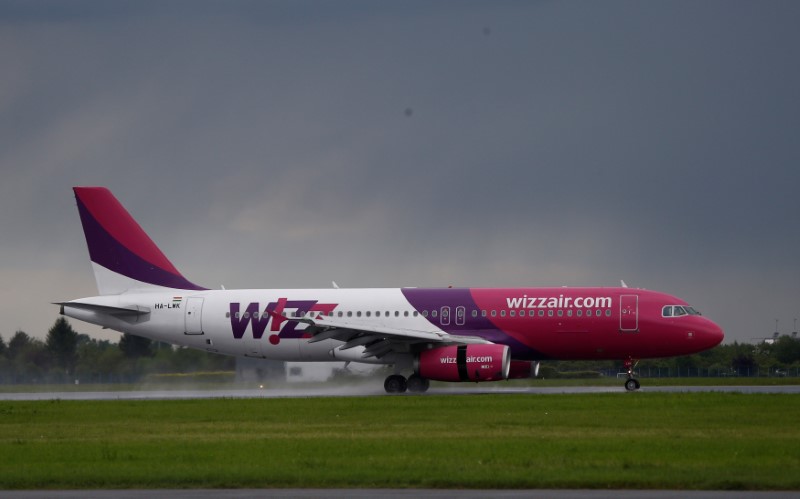 © Reuters. Wizz Air Airbus 320 aircraft lands at the Chopin International Airport in Warsaw