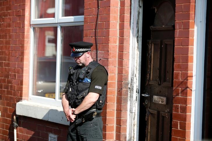 © Reuters. Policial após operações noturnas em Manchester, na Inglaterra