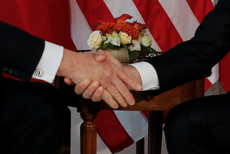 © Reuters. U.S. President Trump and France's President Macron shake hands before a working lunch ahead of a NATO Summit in Brussels