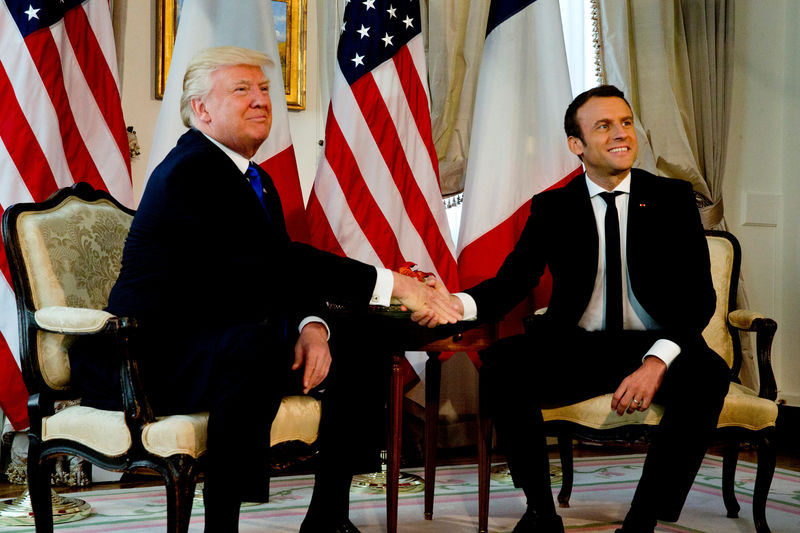 © Reuters. U.S. President Donald Trump meets French President Emmanuel Macron before a working lunch ahead of a NATO Summit in Brussels