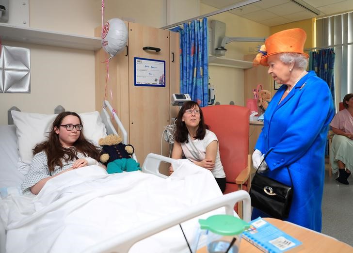 © Reuters. Rainha Elizabeth visita hospital infantil em Manchester após ataque, no Reino Unido