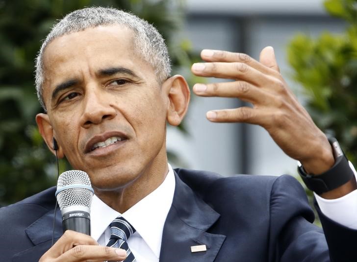 © Reuters. أوباما يتحدث في برلين عن الاختباء خلف الجدران