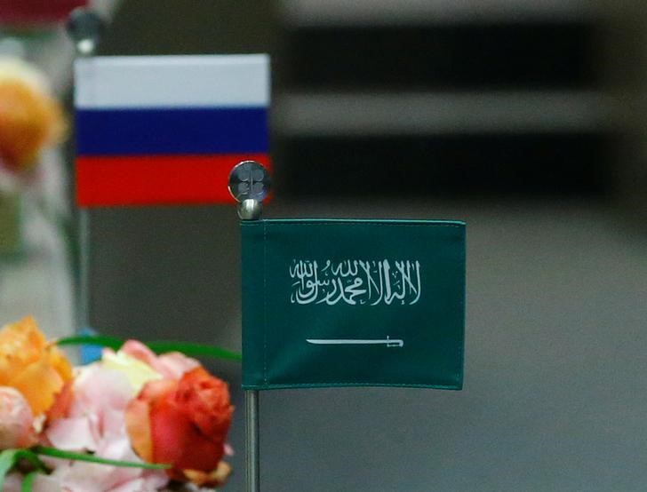 © Reuters. The national flags of Russia and Saudi Arabia are seen during an OPEC meeting in Vienna