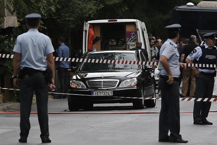 © Reuters. إصابة رئيس وزراء اليونان السابق باباديموس في انفجار سيارة