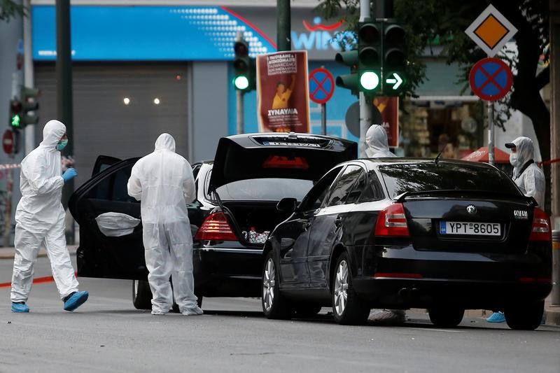 © Reuters. Ex primer ministro griego Papademos, herido por una explosión en su coche