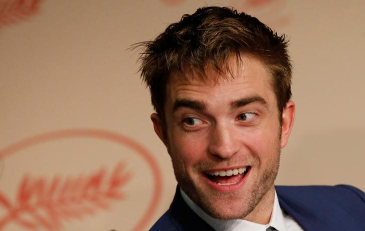 © Reuters. Robert Pattinson concede entrevista em Cannes