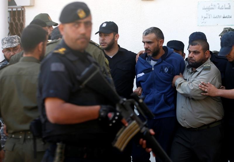 © Reuters. حماس تعدم ثلاثة فلسطينيين أدينوا بقتل أحد قادتها بأوامر من إسرائيل