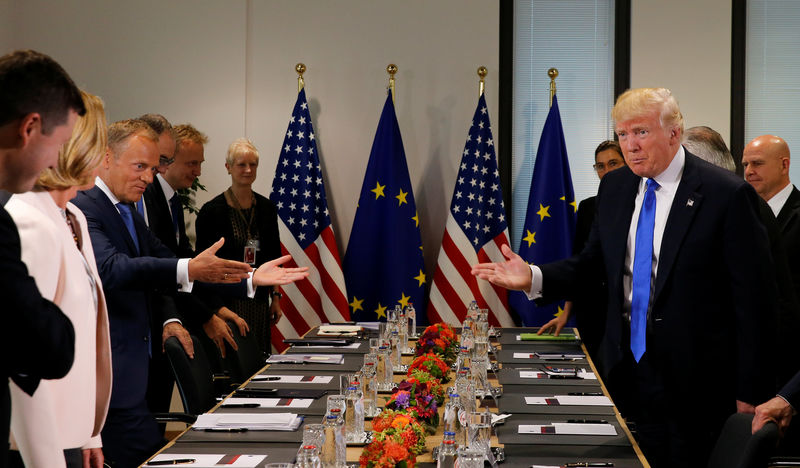 © Reuters. U.S. President Trump and the President of the European Council Tusk gesture before their meeting at the European Union headquarters in Brussels