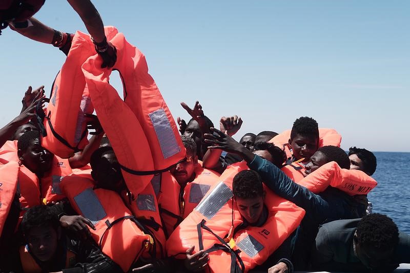 © Reuters. إنقاذ 2300 مهاجر في البحر المتوسط وانتشال جثتين