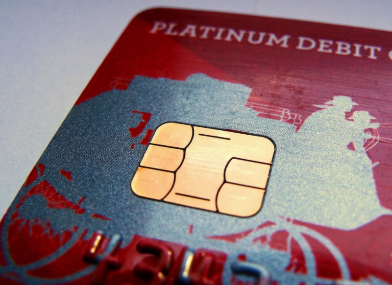 © Reuters. FILE PHOTO - A computer chip is seen on newly issued debit/credit card in this photo illustration taken in Encinitas