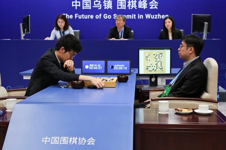 © Reuters. Ke Jie durante segunda partida de Go contra o program AlphaGo