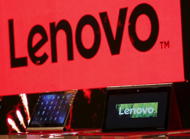 © Reuters. Exposição de produtos Lenovo durante conferência à jornalistas em Hong Kong