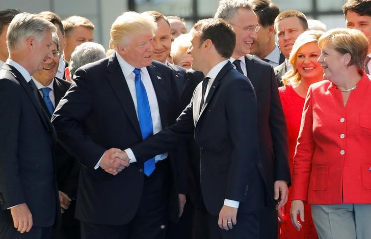 © Reuters. Trump cumprimenta Macron na cúpula da Otan em Bruxelas