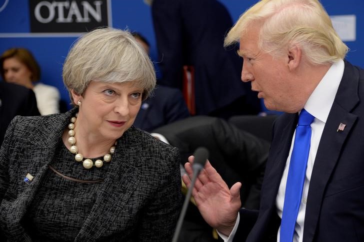 © Reuters. Trump conversa com Theresa May na cúpula da Otan em Bruxelas