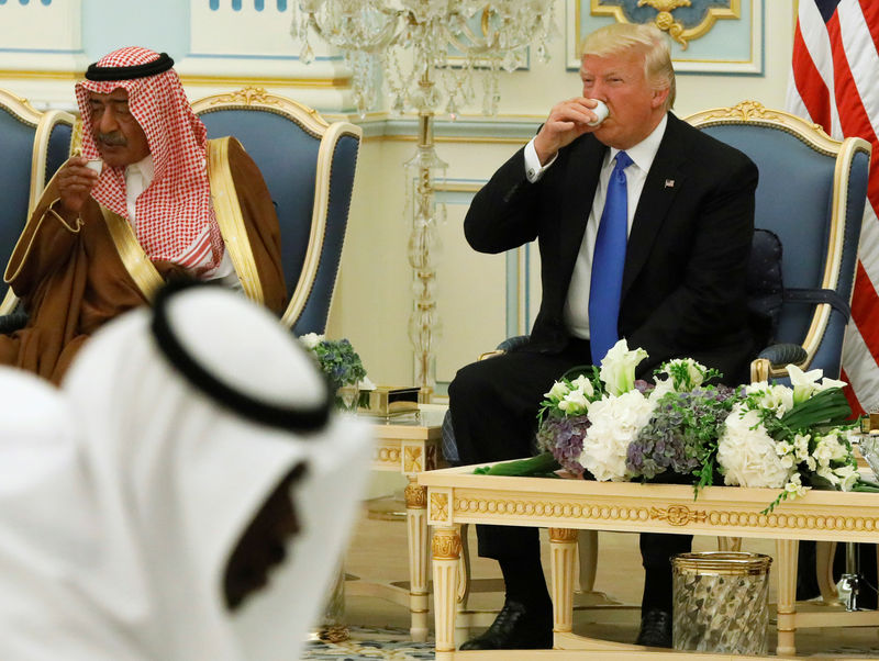 © Reuters. Trump drinks ceremonial coffee during an official welcome from Saudi Arabia's King Salman at the Royal Court in Riyadh