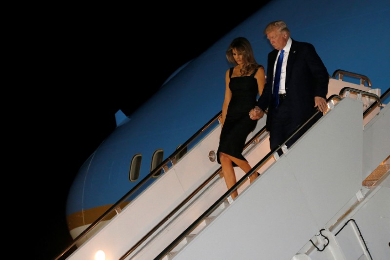 © Reuters. Trump arrives aboard Air Force One at Sigonella Air Force Base at Naval Air Station Sigonella in Sicily, Italy
