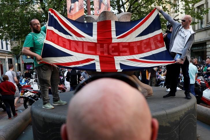 © Reuters. Homenagem a vítimas de atentado durante show de música em Manchester