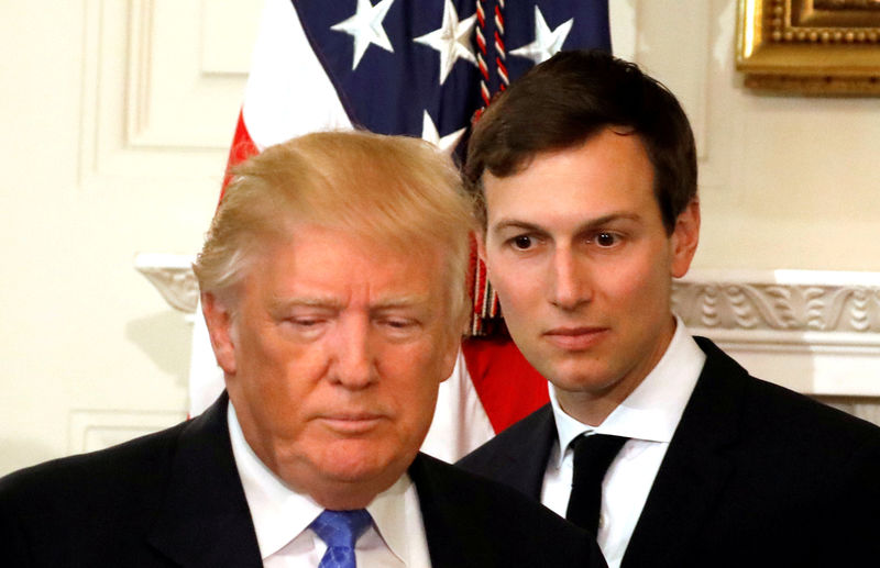 © Reuters. FILE PHOTO - U.S. President Donald Trump and his senior advisor Jared Kushner arrive for a meeting with manufacturing CEOs at the White House in Washington