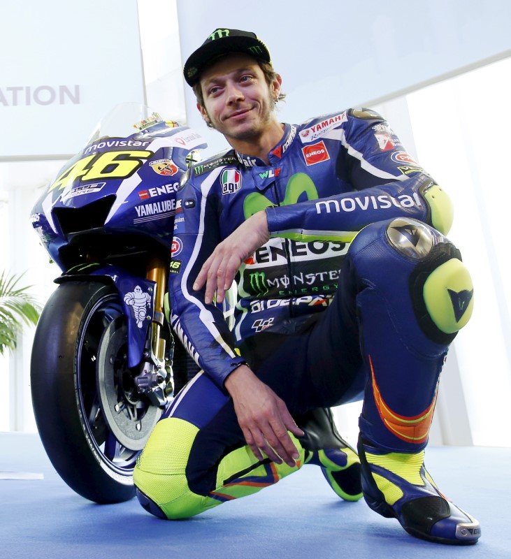 © Reuters. Yamaha's MotoGP rider Valentino Rossi poses with the new Yamaha YZR-M1 for the 2016 season in Barcelona