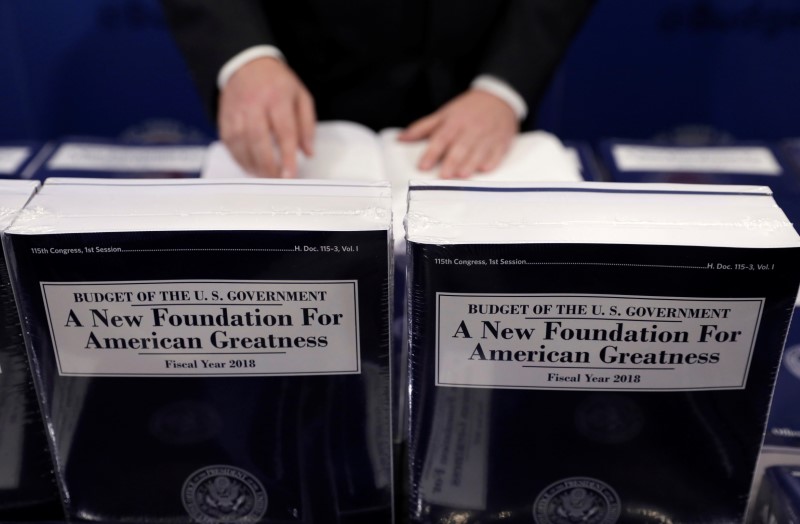 © Reuters. Copies of the budget are distributed on Capitol Hill in Washington