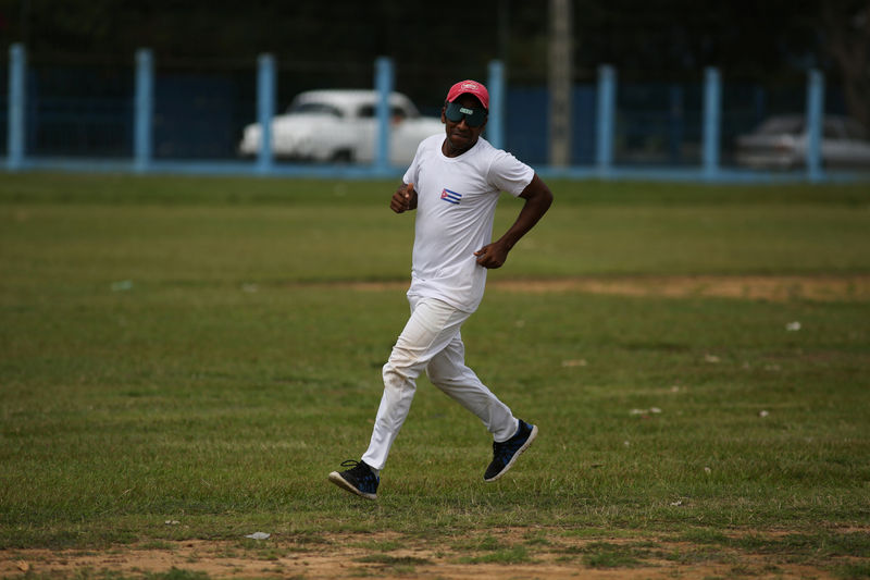 © Reuters. Yubis Zapata, who is visually impaired,participates in a baseball lesson at the Changa Medero stadium, in Havana