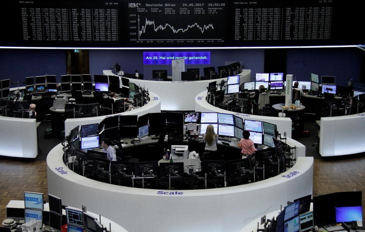 © Reuters. Traders work in front of the German share price index, DAX board, at the stock exchange in Frankfurt